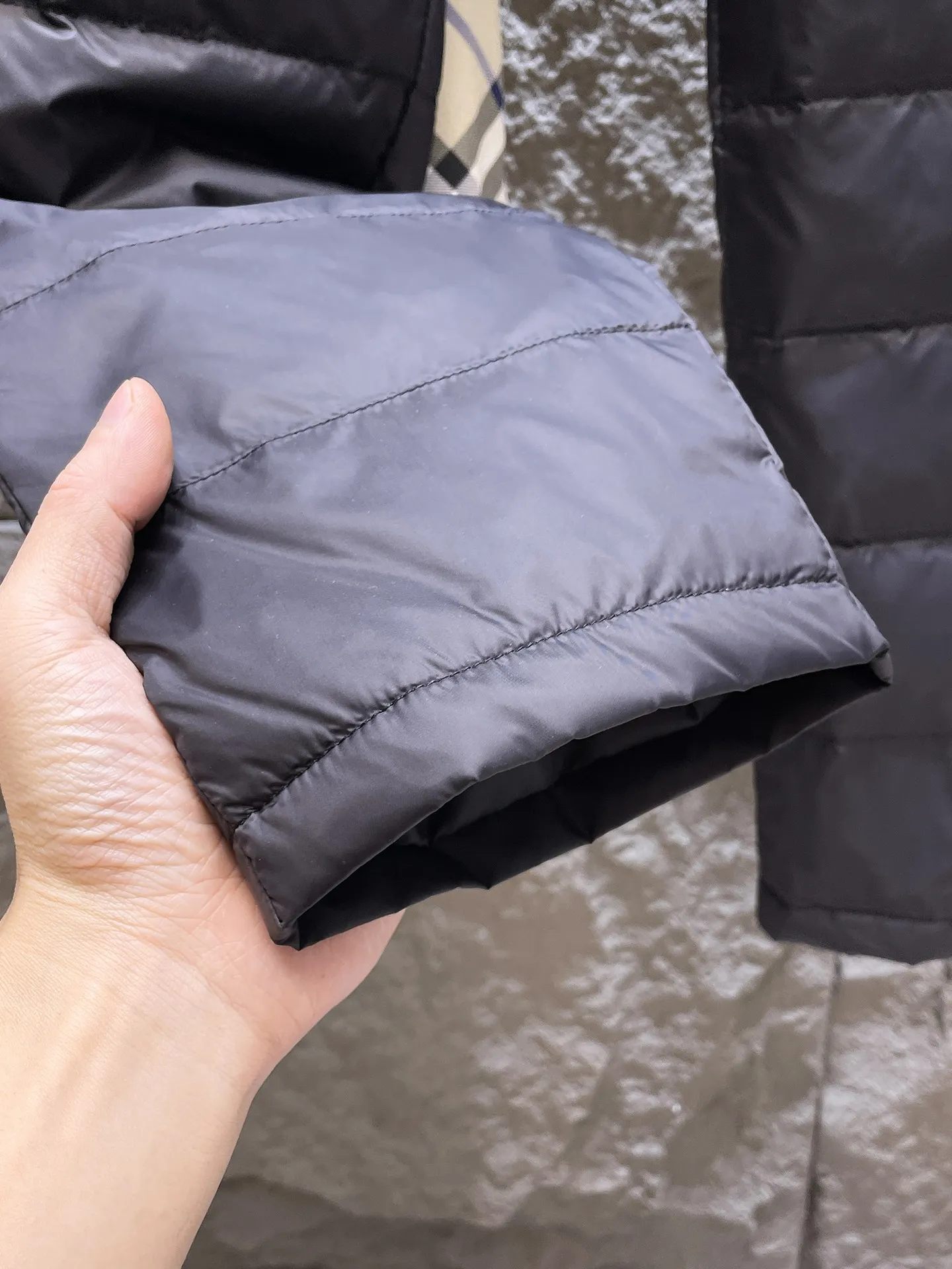 P490 Big Goose🇨🇦🌹25 new autumn and winter thickened warm down pants are here🔥Winter essential outdoor windproof, lockable and warm. Made of professional-grade outdoor windproof, waterproof and breathable fabric. Lining 90% white duck down filling. Lightweight design. Lightweight and warm. Seamless gluing process on the inside. Made of light and gall-free anti-drilling fabric to effectively prevent velvet running. Original hardware accessories. Classic logo matching. Simple and versatile, the upper body is stylish and not bloated. The style is the same for men and women! Size: M-3XL.